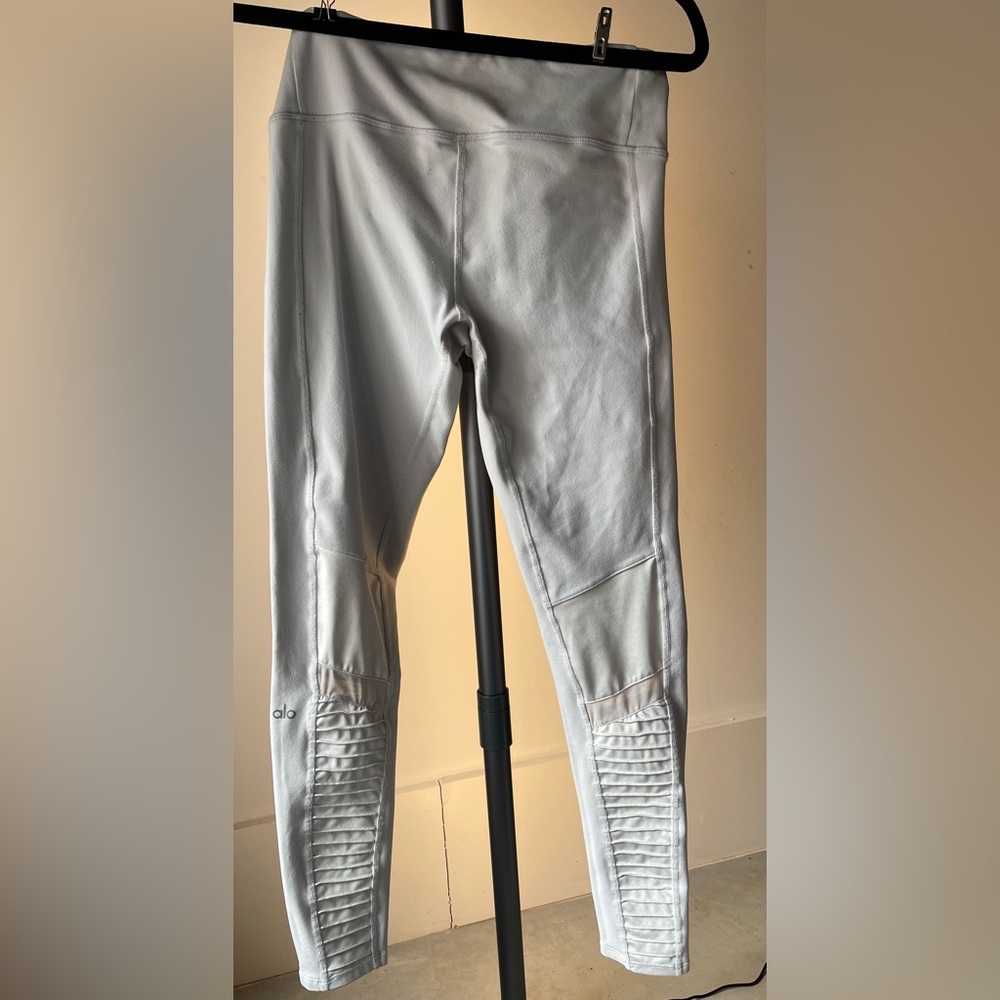 ALO Yoga White Leggings Elastic Cuffs Tapered Fit